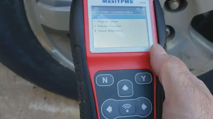 TPMS горит без проблем, используйте сканер Autel TS408 MaxiTPMS, чтобы обнаружить неисправность.
